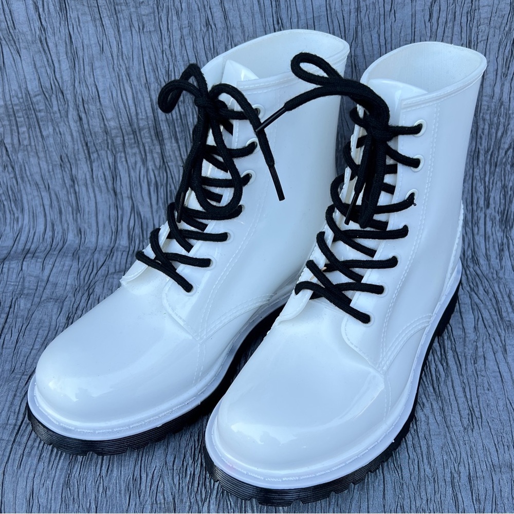 Unionbay Alina women's white plastic combat boots U1AlA20 US Size 7M Small spot